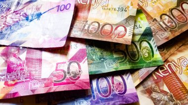 Farklı Kenya banknotları. Kenya parasından bir sürü banknot. Yüz elli şilin, beş yüz daha fazla karışık.. 