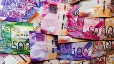 Nairobi,Kenya-18 Eylül 2019: Farklı değerlere sahip birkaç Kenya banknotunun düz yatıyordu. Ülkede yeni para üretimi nedeniyle Nairobi alınan görüntü 
