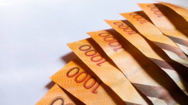 Nairobi,Kenya-18 Eylül 2019: Beyaz üzerine birkaç 1000 Kenya banknotunun arka yüzü. Ülkede yeni para birimi üretimi nedeniyle Nairobi alınan görüntü
