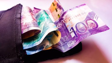 Siyah bir cüzdandan çıkan Kenya banknotlarının farklı değerleri. Para kavramını korumak. Yüz, iki yüz banknot ve daha fazla. Kenya Para Birimi.