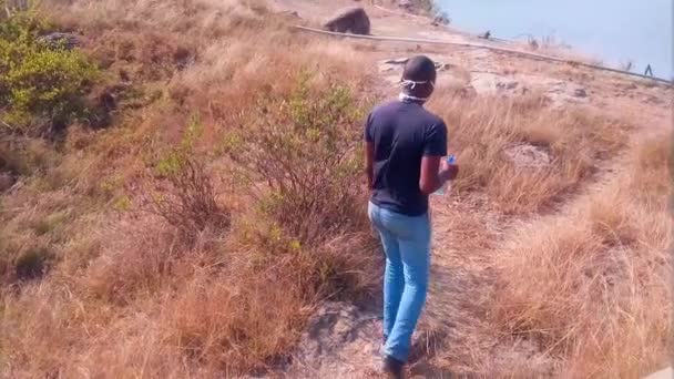 Homem Jovem Adulto Caminhando Lentamente Até Lago Sozinho Usando Uma — Vídeo de Stock