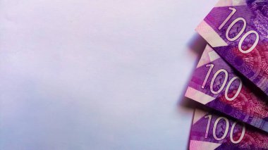 NAIROBI, KENYA-AĞUSTOS 23,2019: Kenya 'nın 100 şilinlik banknotlarından oluşan 3 banknot. Fotoğraf, ülkedeki yeni nesil para yüzünden Nairobi şehrinde çekildi.