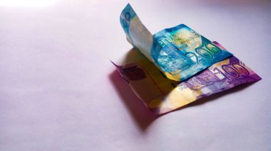 NAIROBI, KENYA-AĞUSTOS 23: 2019: 100 ve Kenya 'nın 200 şilinlik banknotları. Fotoğraf, ülkede yeni para üretimi nedeniyle Nairobi 'de çekildi.