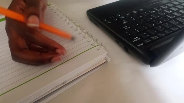 若い女性の手は ペンの映像 ビデオクリップで彼女のノートブックをタップします 机の上のノートパソコン 何を書くべきか不安な考え ペンを置き 行きなさい 仕事のストレスコンセプト — ストック動画