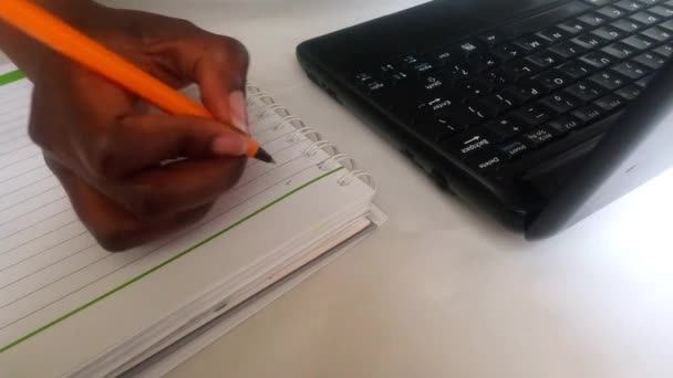 Ręka Młodego Dorosłego Trzymającego Długopis Próbującego Coś Napisać Myślącego Nagraniu — Wideo stockowe