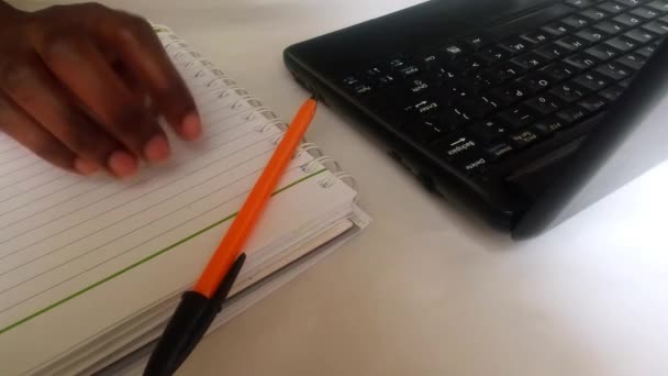 Uma Mulher Mão Uma Senhora Batendo Batendo Dedos Caderno Branco — Vídeo de Stock