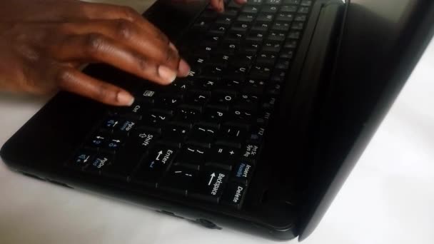 年轻的 非洲女士的手打字 使用笔记本电脑的镜头 她的手指不时地点击鼠标触摸板视频剪辑 当代的生活 选择通过点击 靠近点多样性 黑色的 工作概念 总部办公室 — 图库视频影像