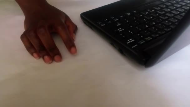 女人的手在敲 一边焦急地敲桌子上的手指 一边在笔记本电脑的脚步声上工作 在总部工作 灯从笔记本电脑后面的窗户射进房间 照亮房间 当代生活 生活方式 — 图库视频影像