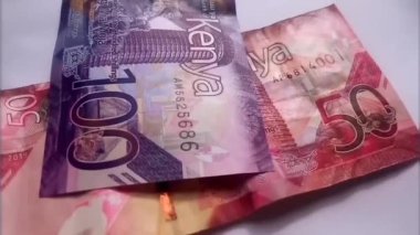50 ve 100 Kenya banknotları slayt çekimi görüntüleri. Para video klibi, nakit. Para birimi yan görünümü. Yukarı hareket.