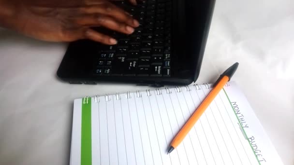 Jonge Zwarte Vrouwenhanden Typen Laptopbeelden Notitieboek Geschreven Maandelijks Budget Met — Stockvideo