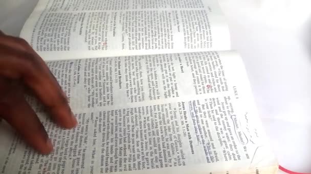 Mano Una Joven Hojeando Lentamente Biblia Buscando Una Grabación Verso — Vídeos de Stock