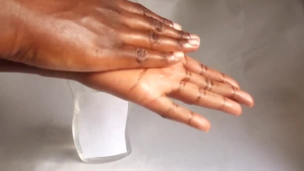 Giovani Nere Mani Donna Africana Usando Applicando Filmati Igienizzanti Mani — Video Stock