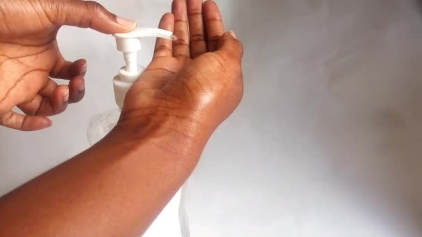 Handdrücken Händedesinfektionsmittel Flüssiggel Auf Handaufnahmen Zeigt Den Farblosen Alkoholdesinfektionsgel Videoclip — Stockvideo