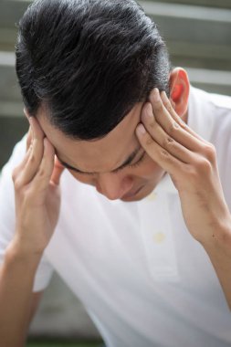 endişeli adam baş ağrısı ile; hasta stresli adam baş ağrısı, depresyon, acı çok stres, endişe, baş dönmesi, baş dönmesi kalıntı, migren; Adam ruhsal sorunun konsepti ile; Asya man modeli