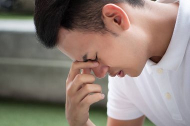 endişeli adam baş ağrısı ile; hasta stresli adam baş ağrısı, depresyon, acı çok stres, endişe, baş dönmesi, baş dönmesi kalıntı, migren; adam stresli ruhsal sorunun konsepti ile