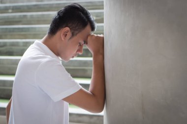 üzgün adam portre; sorun ya da problem ile mutsuz mutsuz depresif adam; insanlar depresyon kavramı ile; Asya genç yetişkin adam modeli