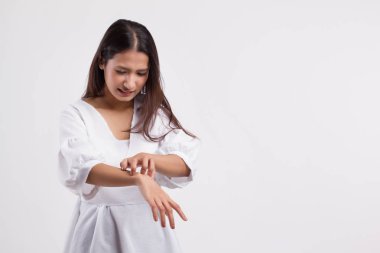 Kaşınan kadın tenini kaşıyor.