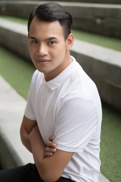 Hombre Retrato Confiado Guapo Hombre Sentado Ciudad Ambiente Joven Adulto —  Fotos de Stock