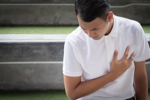 心臓発作を持つ男心臓発作や発作に苦しんで病気のアジア人若い成人男性モデル 危険な心臓発作の医療コンセプト — ストック写真