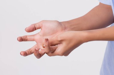 acı tetik parmak, cps, bilek eklem ağrıları, artrit, gut kadın