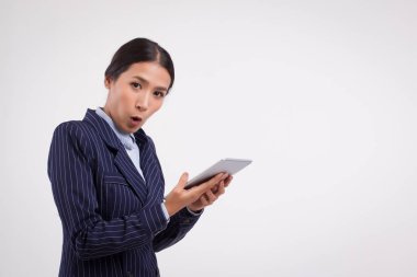 heyecanlı bir iş kadını bilgisayar tablet, izole studio ile