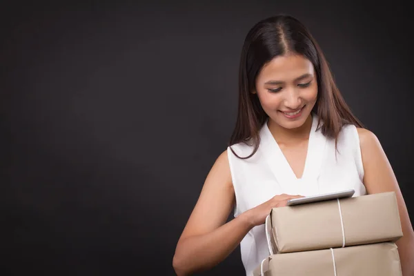 Mulher Compras Line Com Tablet Segurando Caixa Entrega Encomendas — Fotografia de Stock