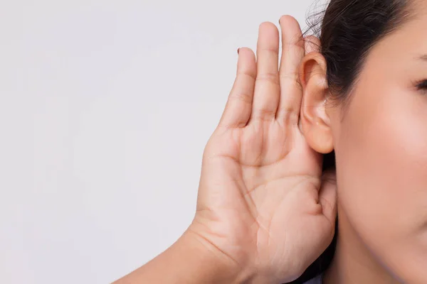 悪いニュースを損なう 聴覚を持つ欲求不満な悲しい不幸な女耳難聴 — ストック写真
