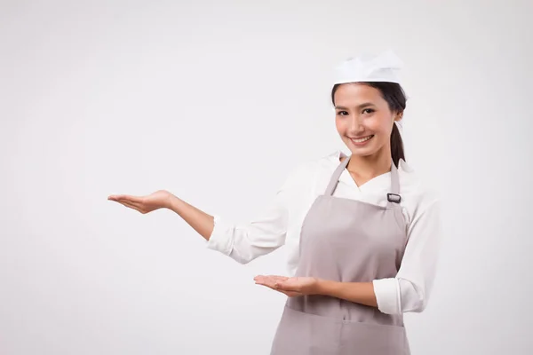 Felice Sorridente Fiduciosa Donna Asiatica Che Indica Domestica Che Indica — Foto Stock