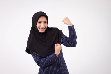 kendine güvenen güçlü mutlu gülümseyen başarılı Müslüman iş kadın; islam iş kadını stüdyo portre; Asya iş kadını, kadın iş kişi cesaret poz; Asyalı Kız Yetişkin kadın modeli