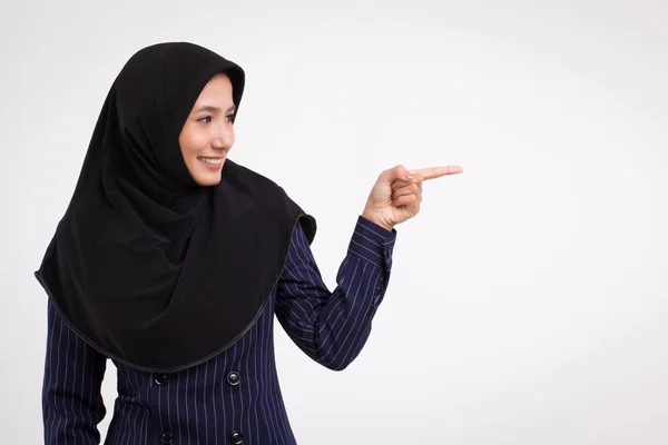 Confiante Feliz Sorrindo Bem Sucedido Muçulmano Mulher Negócios Apontando Para — Fotografia de Stock