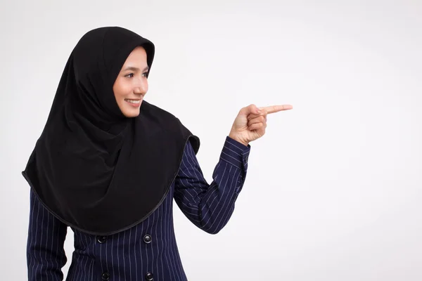 Confiado Feliz Sonriente Exitosa Musulmana Mujer Negocios Señalando Hacia Arriba —  Fotos de Stock