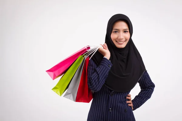 Magabiztos Boldog Mosolygó Muszlim Vásárlás Stúdió Portré Iszlám Kezében Bevásárló — Stock Fotó