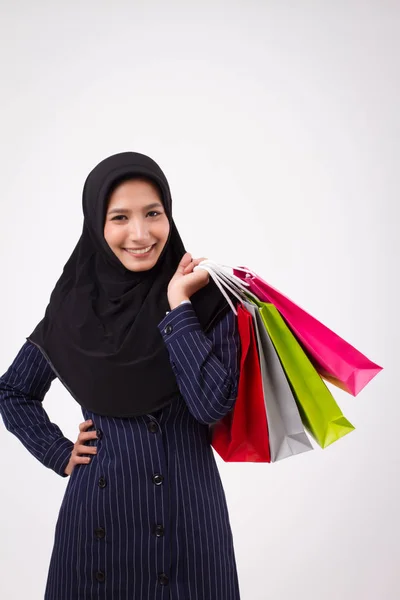 Confiante Feliz Sorrindo Mulher Muçulmana Compras Retrato Estúdio Mão Mulher — Fotografia de Stock