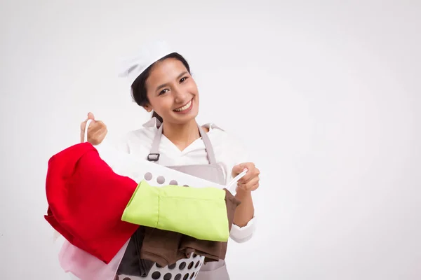 Feliz Sonriente Mujer Asiática Llevando Cesta Ropa Retrato Ayuda Doméstica —  Fotos de Stock