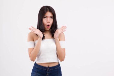heyecanlı mutlu kadın ifade, hayret sürpriz Asyalı kadın portre studio beyaz arka plan izole, heyecanlı mutlu insanlar kavramı, güzel kız Asyalı kadın modeli