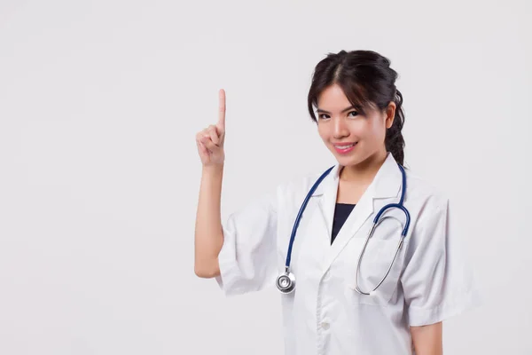 女医生指着头号手指手势 亚洲女性医护工作者或护士点一指空白 医护人员指向概念 工作室白色隔离亚洲女医生模型 — 图库照片