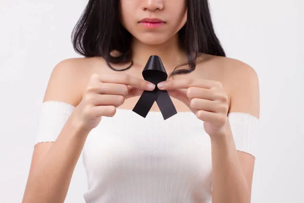 黒リボンの弓 悲しい不幸な喪女 スタジオ白いアジアの若い大人のモデルの分離を持つ女性の手 — ストック写真