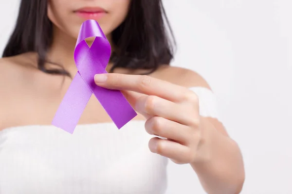 Mano Mujer Sosteniendo Lazo Cinta Púrpura Lupus Lse Alzheimer Símbolo — Foto de Stock