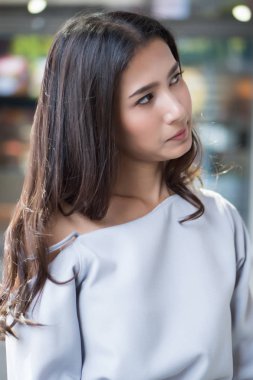 üzgün kız hayal kırıklığı; hayal kırıklığına uğramış, sıkılmış, tiksinti yüzü ile mutsuz kızgın kadın portre; Açık Şehir ortamını olumsuz mutsuz üzgün kızgın Asya kadın arıyor; Asyalı kadın genç yetişkin modeli