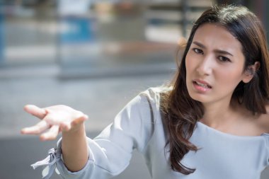 Shrugging, sana kızgın almak mutsuz kadın; Özür veya açıklama için talep reddetme, gösterilen negatif kızgın üzgün başarısız Asyalı kadın inkar jest, Asyalı kadın genç yetişkin modeli