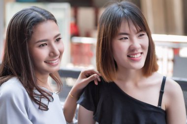 iki kadın ararken, uzakta bir şey izlemek arıyorum; Kentsel ortamda uzak arıyorum onun arkadaşı olan kadın portresi; Asya 20'li yaşlarda genç yetişkin kadın modeli