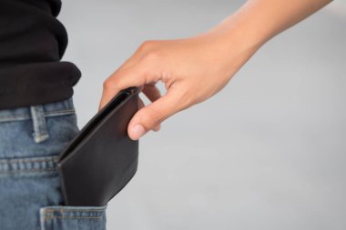 dikkatsiz kadının cebe pick; hırsız cüzdanını çalmak el ile yankesici veya yankesicilik kentsel suç riski bakan kadın; Kentsel tehlike veya risk kavramı; Asyalı Genç Yetişkin kadınlar modu