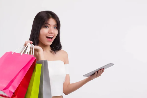 Felice Sorridente Ragazza Shopping Online Internet Donna Possesso Shopping Bag — Foto Stock