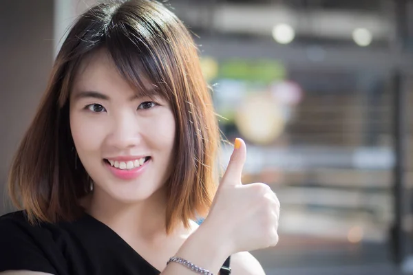 Feliz Sorrindo Mulher Dando Polegar Para Cima Positivo Animado Feliz — Fotografia de Stock