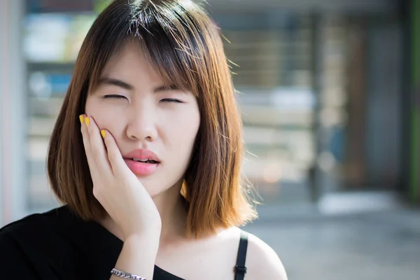 Kadın Diş Ağrısı Ile Hasta Asyalı Kadın Acı Diş Ağrısı — Stok fotoğraf