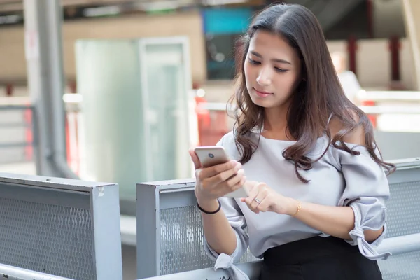 Használ Smartphone Portré Ázsiai Használ Smartphone Koncepció Internet Kapcsolat Kommunikáció — Stock Fotó