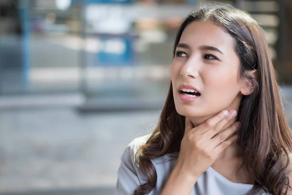 Mujer Enferma Con Dolor Garganta Retrato Mujer Que Sufre Resfriado — Foto de Stock