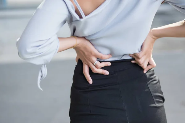 Žena Příznaky Bolesti Zad Rukou Přidržoval Portrét Asijské Ženy Trpící — Stock fotografie