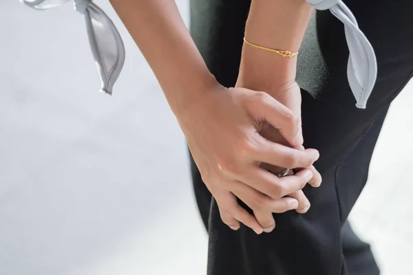 Wanita Dengan Nyeri Lutut Gejala Nyeri Sendi Tangan Close Memegang — Stok Foto