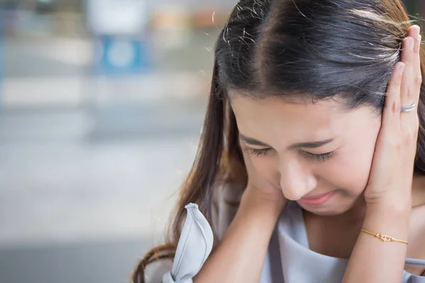Δυστυχισμένος Αναστατωμένος Γυναίκα Κλείνει Αυτιά Της Απορρίπτοντας Ακούσετε Κακές Ειδήσεις — Φωτογραφία Αρχείου